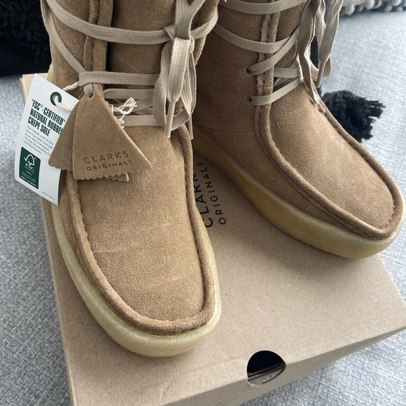CLARKS - WALLABEECUP HI. Light tan suede. NWT. US: 7 1/2 M. EU: 38 - Picture 2 of 8